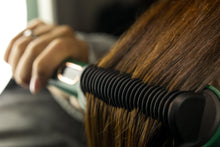 Cargar imagen en el visor de la galería, Cepillo plancha y ondulador 2 en 1
